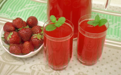 Простая заготовка — яркий вкус: этот бруснично-клубничный компот влюбляет с первого глотка