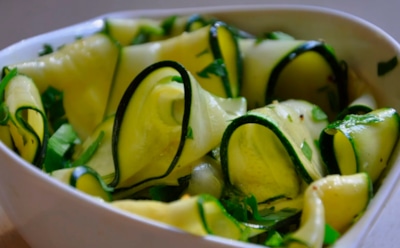 Цукини с лимоном и базиликом: эта закуска улетает со стола быстрее мяса