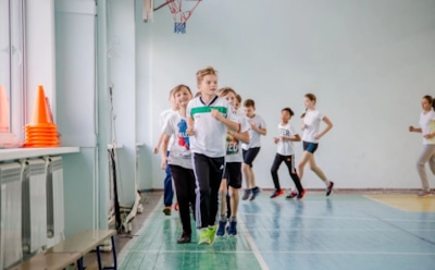 Тошнота, спазмы и рефлюкс: чем опасны школьные уроки физкультуры после обеда