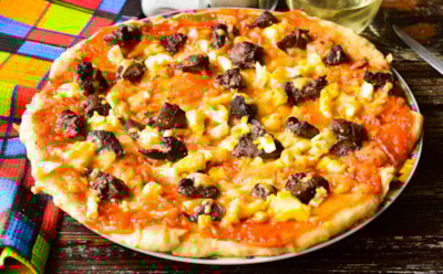 Итальянцы бы ахнули: такую пиццу с куриной печенью хочется есть опять и опять