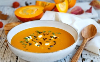 Пряный суп из тыквы и свеклы — находка сезона: дарит уют с первой ложки