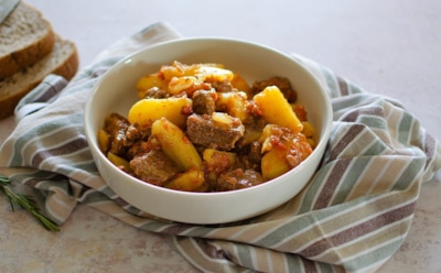 Португальский хит для холодных вечеров: молья де карне — томленое мясо с идеальным вкусом