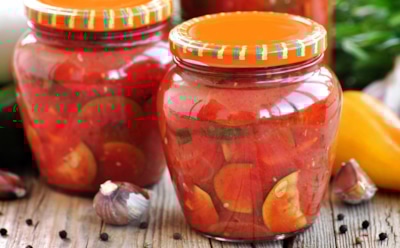 Заготовка, которую просят все: этот кабачковый салат с кетчупом улетает из кладовки первым