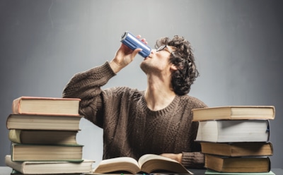 Энергетические напитки ломают психику: исследование показало связь с тревожностью и депрессией