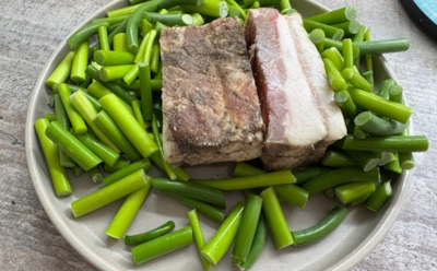 Намазка, что сведет с ума гурманов: чесночные стрелки с салом превращаются в деликатес к борщу