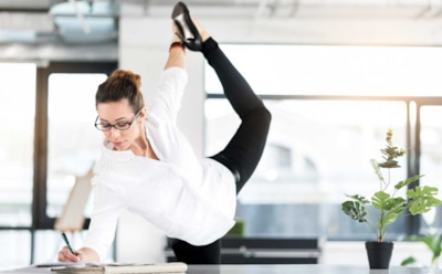 15 минут в день — и никакой усталости: тренер показал офисную гимнастику, которая реально работает
