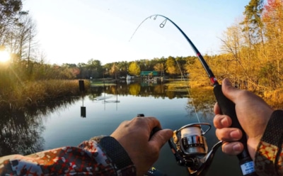 Рыбалка осенью — не прогулка: как не попасть в беду, выходя на воду в холод
