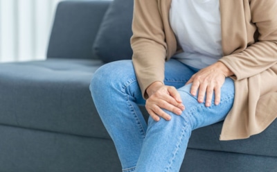 Ломит колени — жди дождя: ученые объяснили, как атмосферное давление влияет на суставы