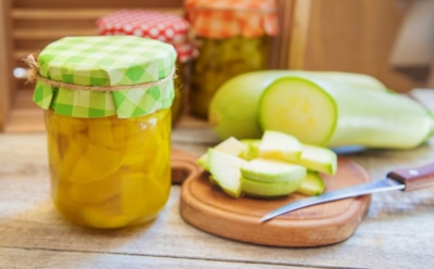 Почувствуйте аромат тропиков среди зимы: кабачки в ананасовом соке — заготовка, от которой гурманы теряют дар речи