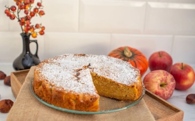 Тыква и яблоки созданы для такого дуэта: этот пирог превращает обычный вечер в праздник