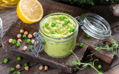 Нут больше не нужен: с зеленым горошком хумус стал куда нежнее скучной классики