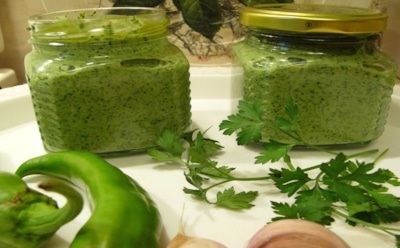 Обеспечьте себе перечный взрыв вкуса: аджика с листьями хрена — безграничная пикантность