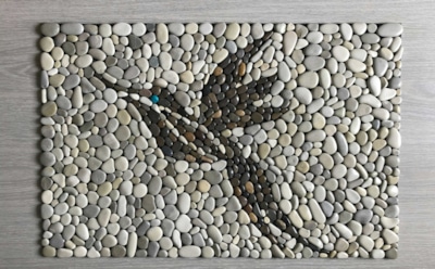 Галька, клей и немного фантазии: как своими руками создать стильный коврик за копейки