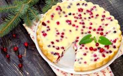Тает во рту и покоряет взгляд: этот пирог с клюквой станет главным украшением стола