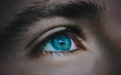 Почему синие глаза — это иллюзия: как природа нас обманывает