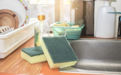 Губка устарела: это средство справляется с грязной посудой в 100 раз лучше