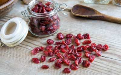 Вкус, который согревает осенью: вяленая клюква с травами — полезная альтернатива чипсам и сладостям