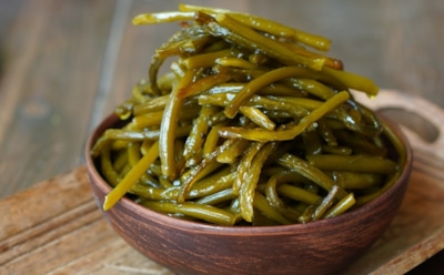 Стрелки с огорода — в банку: проверенный способ сохранить чесночный вкус без стерилизации