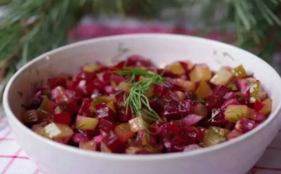 Хруст и нежность в одном блюде: тушеная свекла с огурцами и чесноком — рецепт, который удивит