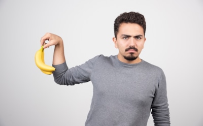 Откусили — горький привкус: врачи объяснили, что не так с бананом