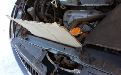 Зимний лайфхак водителей: как кусок картона помогает мотору работать правильно