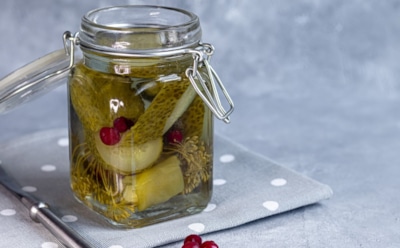 Огурцы с ягодной искрой: клюквенный маринад превращает заготовку в гастрономическую находку