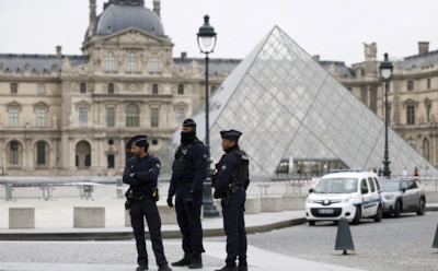 Ограбление века: трое в масках за семь минут обчистили Лувр - похищены драгоценности Наполеона