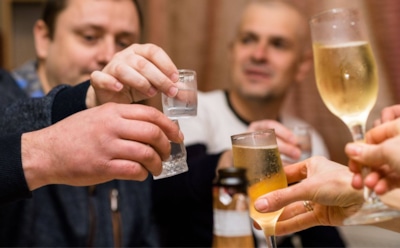 Выпить для настроения не получится: психиатр назвал алкоголь депрессантом, а не стимулятором