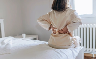 Просыпаться с болью в спине — тревожный сигнал: врач рассказала, что за ним может скрываться