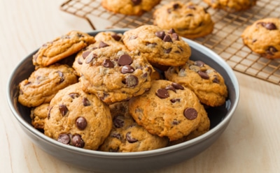 Кукис, покоривший Америку: попробуйте легендарное печенье, родившееся из кулинарной ошибки