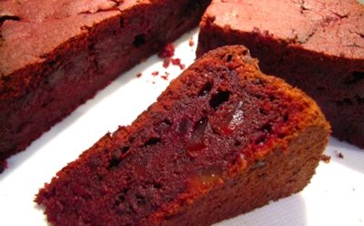 Свекла и чернослив создают идеальный тандем: этот осенний десерт в бордовых тонах никого не оставит равнодушным