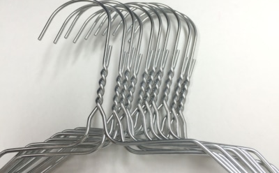 Вторая жизнь старой вешалки: как обычный кусок проволоки спасает дом в неожиданных ситуациях