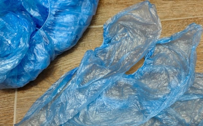 Защита обуви — и не только: неожиданные лайфхаки с бахилами, которые реально работают