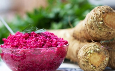 Добавьте ярких красок в холодный сезон: эта свекольная заготовка станет главным акцентом зимнего стола