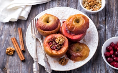 Орехи и клюква — идеальное дополнение: такие запеченные яблоки любой вечер превращают в праздник вкуса