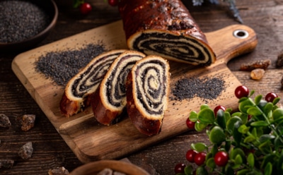 Клюква против хандры: этот нежный маковый рулет легко согреет в самый холодный день