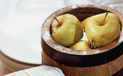 Распробуйте главный секрет русской зимы: моченые яблоки в кадке — аромат, вкус и польза старинной заготовки