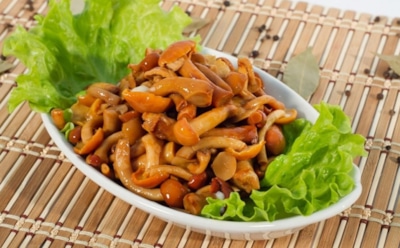 Зима — пора наслаждения результатами тихой охоты: эти маринованные опята сохраняют аромат леса до самой весны