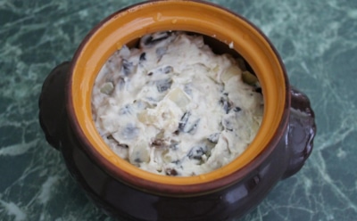 Домашний уют в горшочке: печень со сливками и луком — нежное блюдо с безупречным вкусом