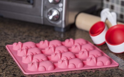 Сладкий аромат с привкусом риска: ученые выяснили, чем опасны силиконовые формы для выпечки
