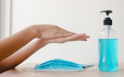 Микробы уйдут, но кожа пострадает: почему не стоит злоупотреблять антисептиками