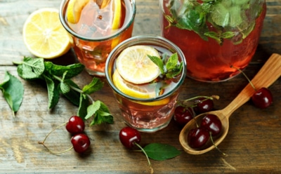 Летний напиток в зимней кладовке: рецепт мохито из черешни, который не требует ни капли рома