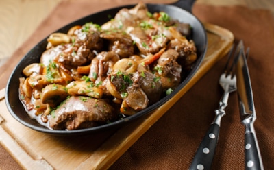 Когда печень становится деликатесом: теплый салат с грибами и сливками удивит вкусом и нежностью