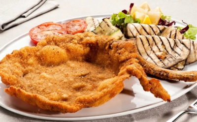 Южноамериканская классика на сковороде: как приготовить миланесу — сочную отбивную в сухарях