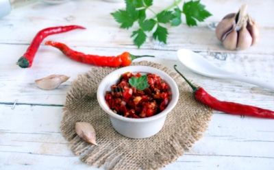 Половина килограмма удовольствия: острый перец и чеснок превращаются в универсальную приправу