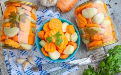 Польза в ярком цвете: превратите чеснок с морковью в яркую закуску — гости точно будут в восторге