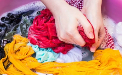 Без отбеливателя и кипятка: проверенные методы удаления сложных пятен с цветных вещей