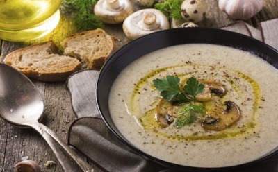 Сливочная нежность в тарелке: крем-суп из шампиньонов и овощей согревает вкусом и ароматом осени