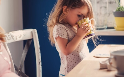 От ромашки до зеленого: как правильно вводить чай в детский рацион без вреда для здоровья