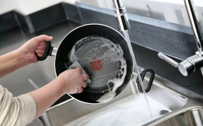 Вторая жизнь старой сковороды: как удалить нагар без химии и скребков